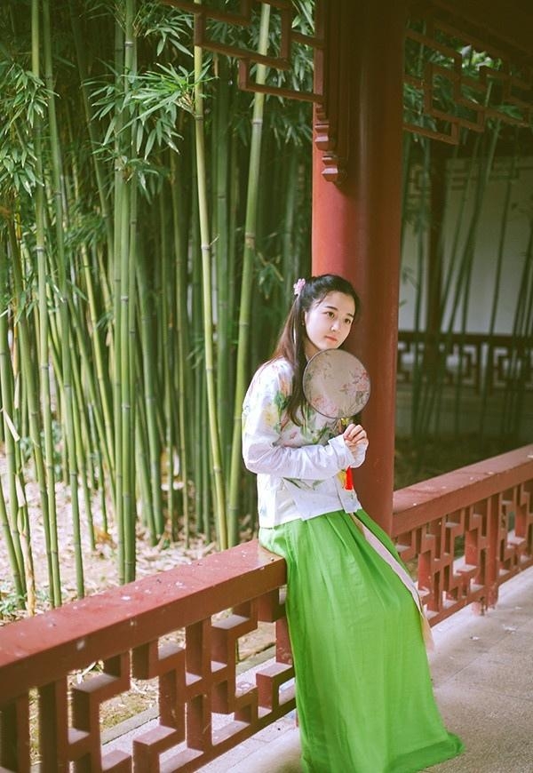 荷塘边的汉服少女清新脱俗图片
