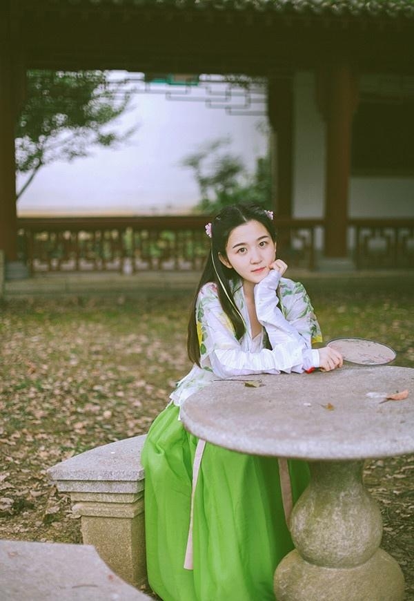 荷塘边的汉服少女清新脱俗图片