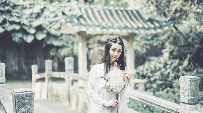 古装美女手执罗扇娇俏可人图片