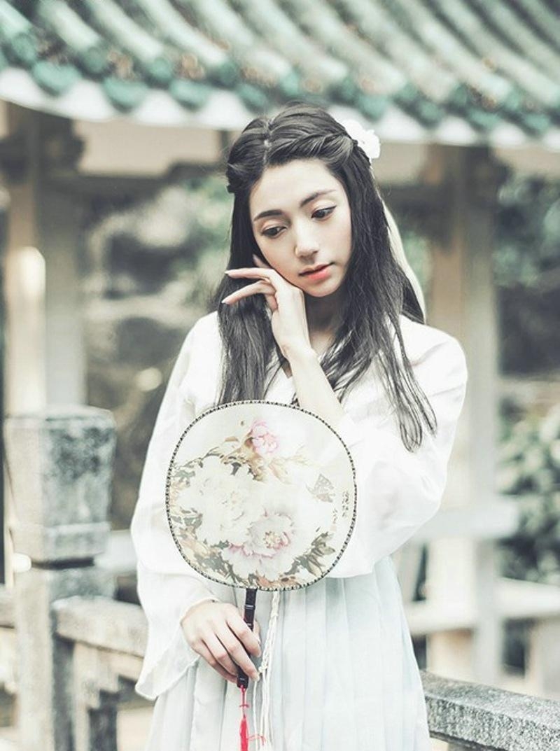 古装美女手执罗扇娇俏可人图片