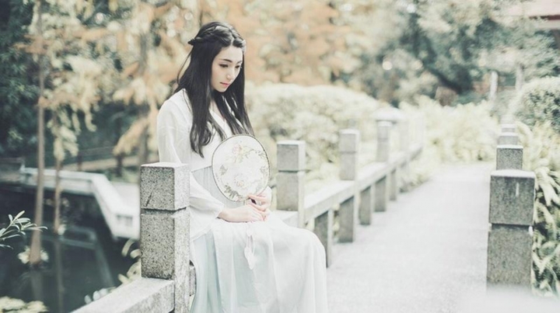 古装美女手执罗扇娇俏可人图片