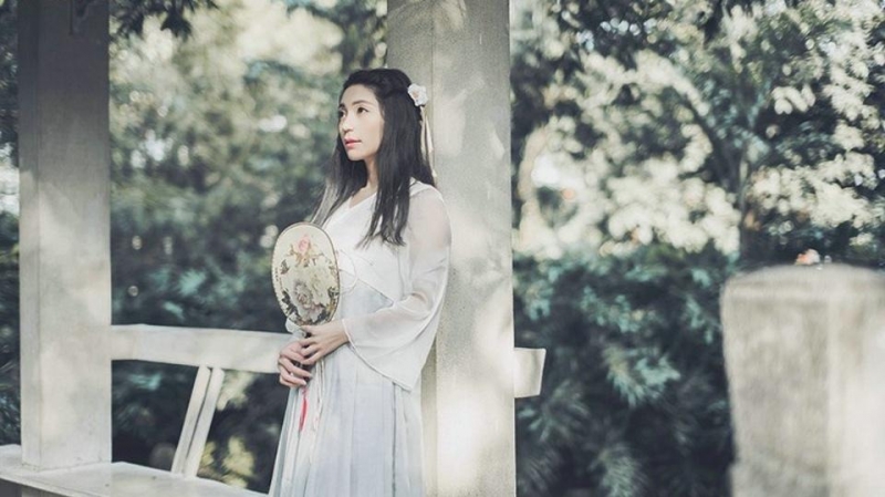 古装美女手执罗扇娇俏可人图片