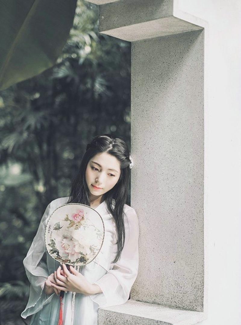 古装美女手执罗扇娇俏可人图片