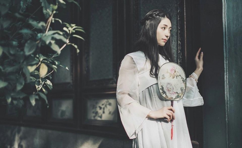 古装美女手执罗扇娇俏可人图片
