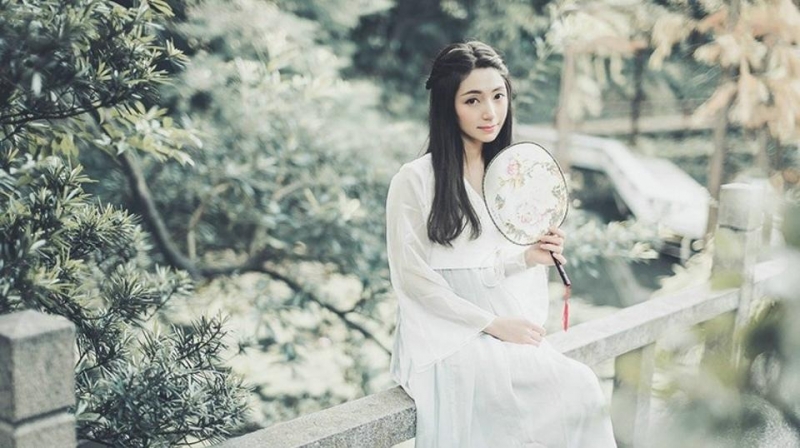 古装美女手执罗扇娇俏可人图片