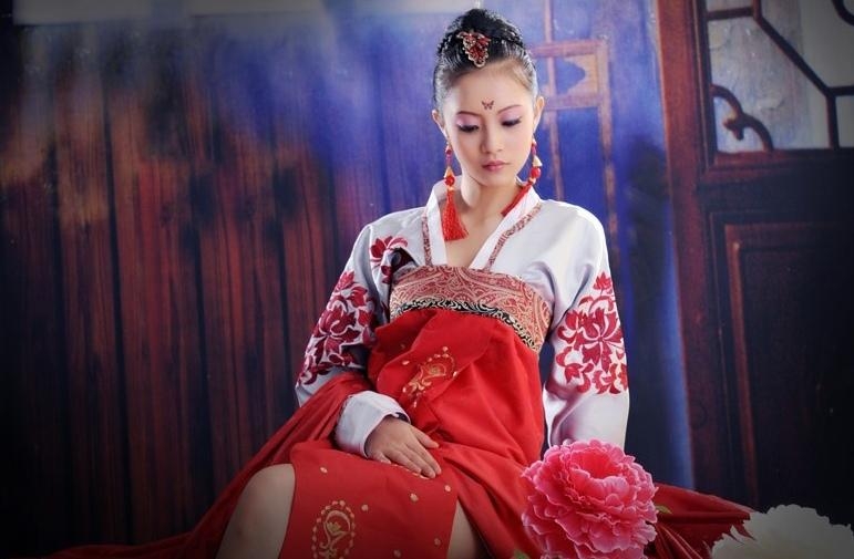 汉服美女红妆素裹美艳动人写真