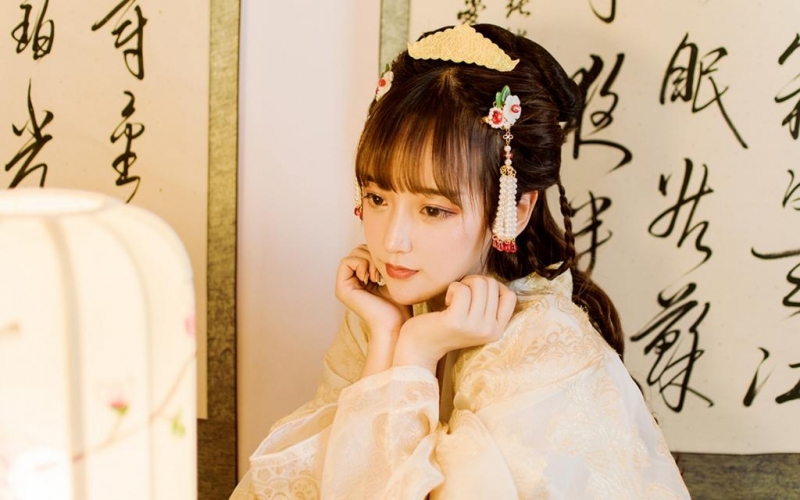 古装美女饱读诗书满腹才华图片