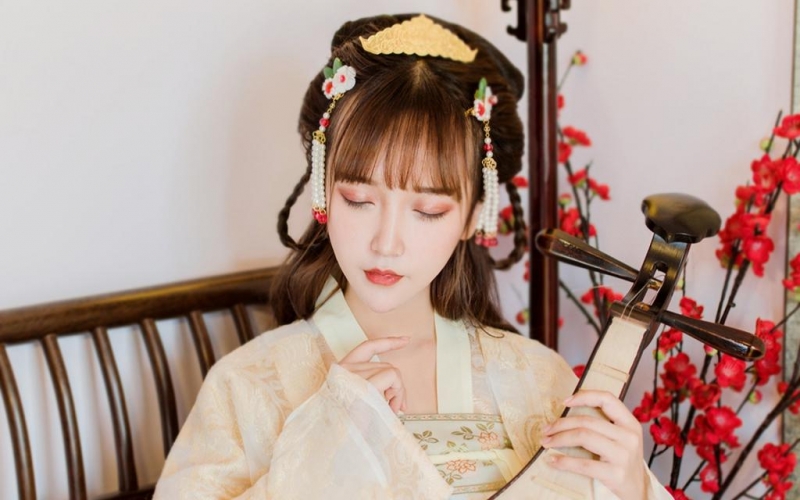 古装美女饱读诗书满腹才华图片