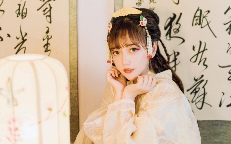 古装美女饱读诗书满腹才华图片