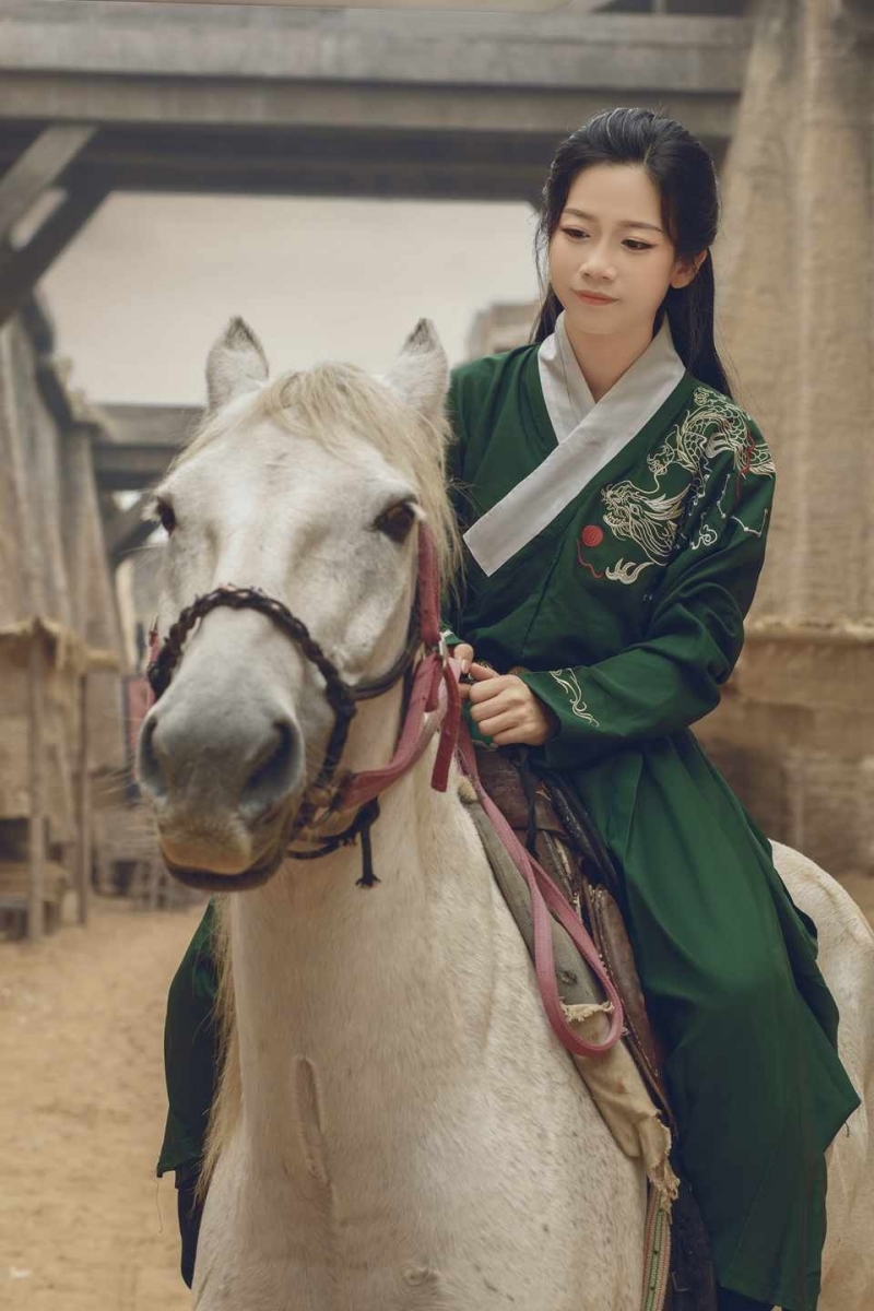 古代侠女骑马射箭英姿飒爽图片