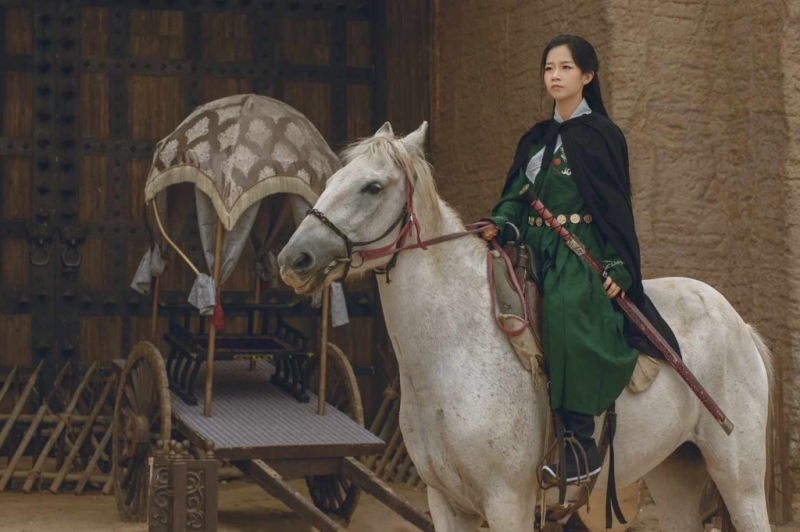 古代侠女骑马射箭英姿飒爽图片