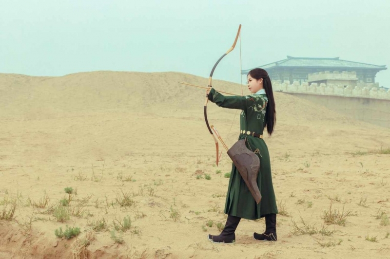 古代侠女骑马射箭英姿飒爽图片