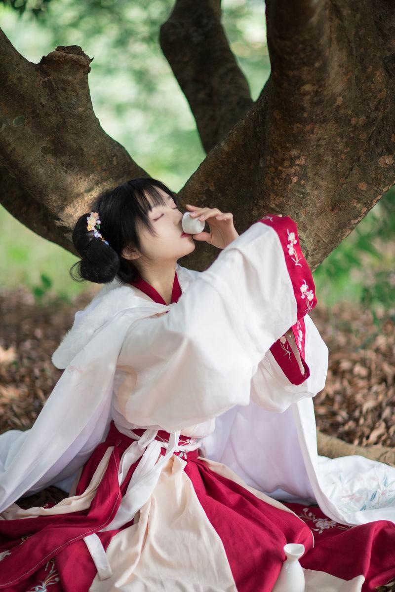 汉服少女席地而坐豪迈饮酒图片