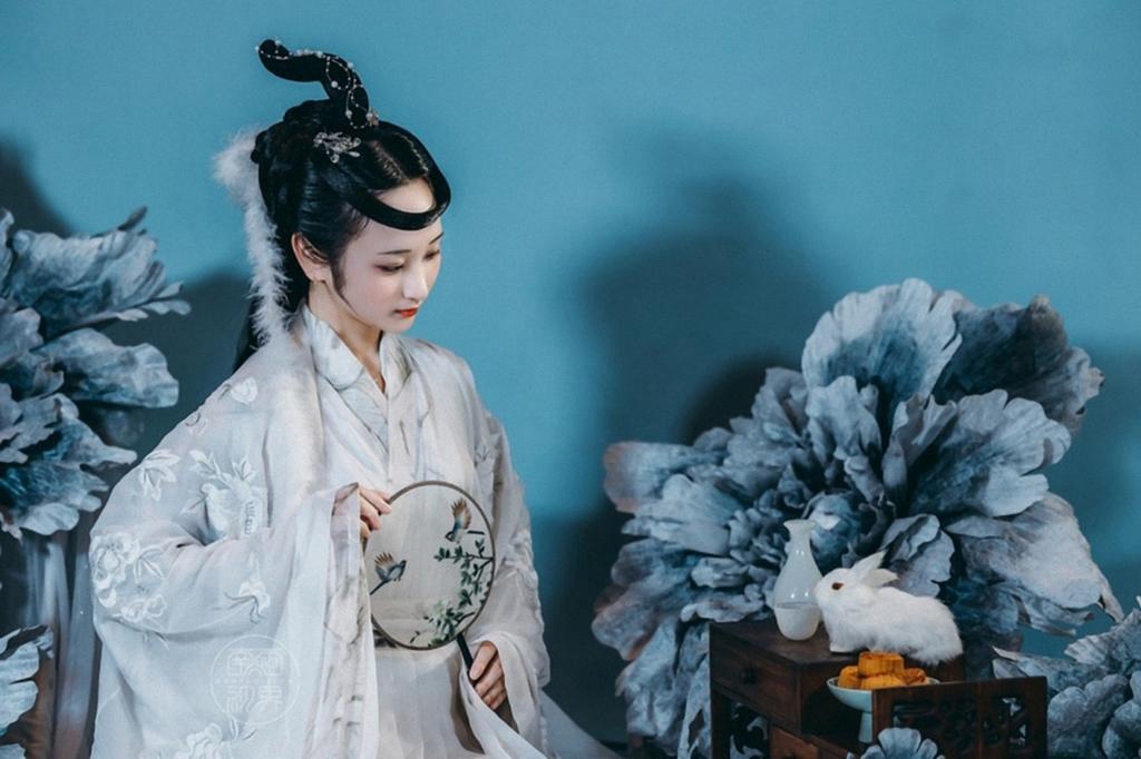 嫦娥仙子精致侧颜唯美古风摄影