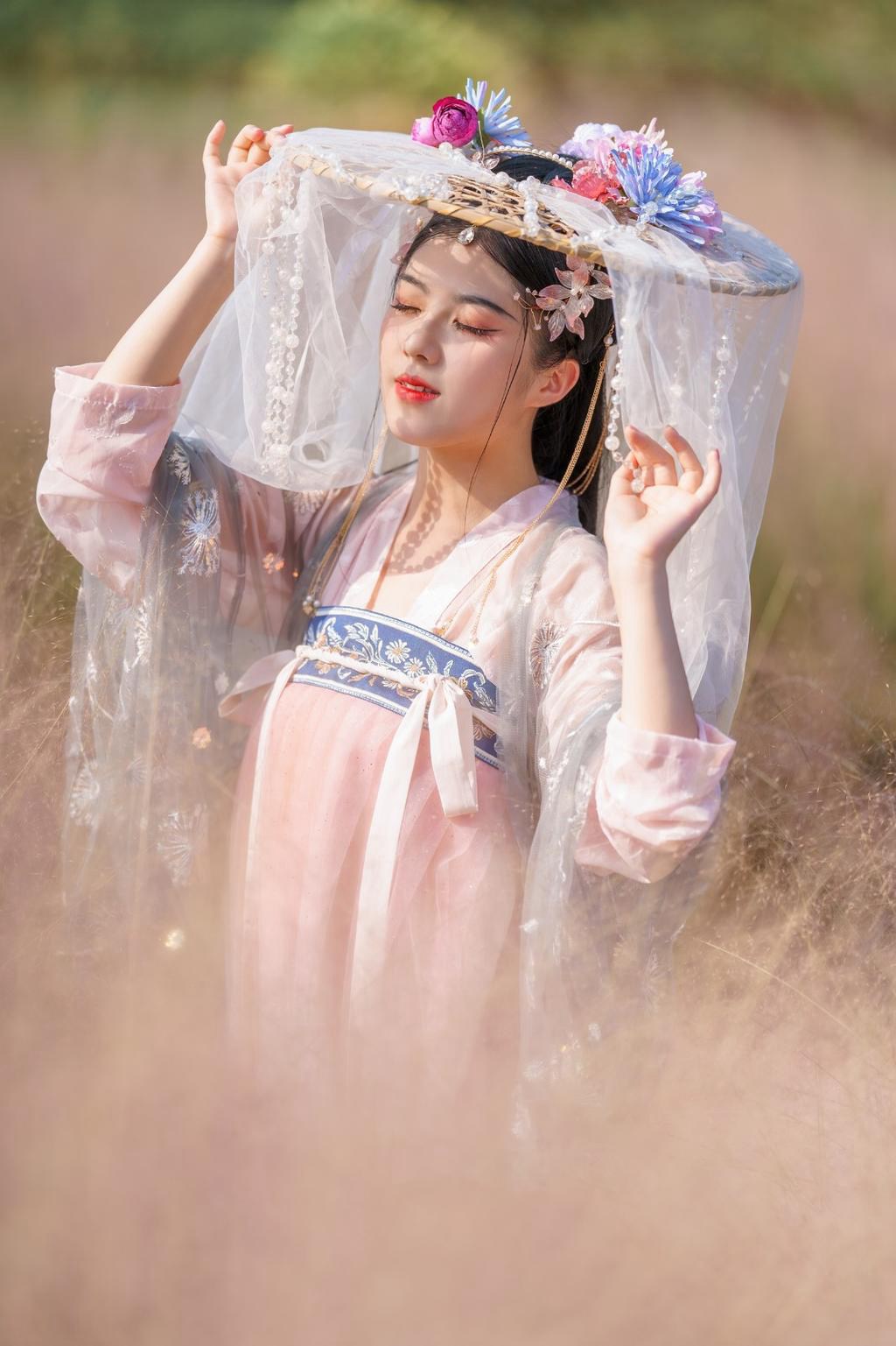汉服美女芦苇丛中唯美古风摄影