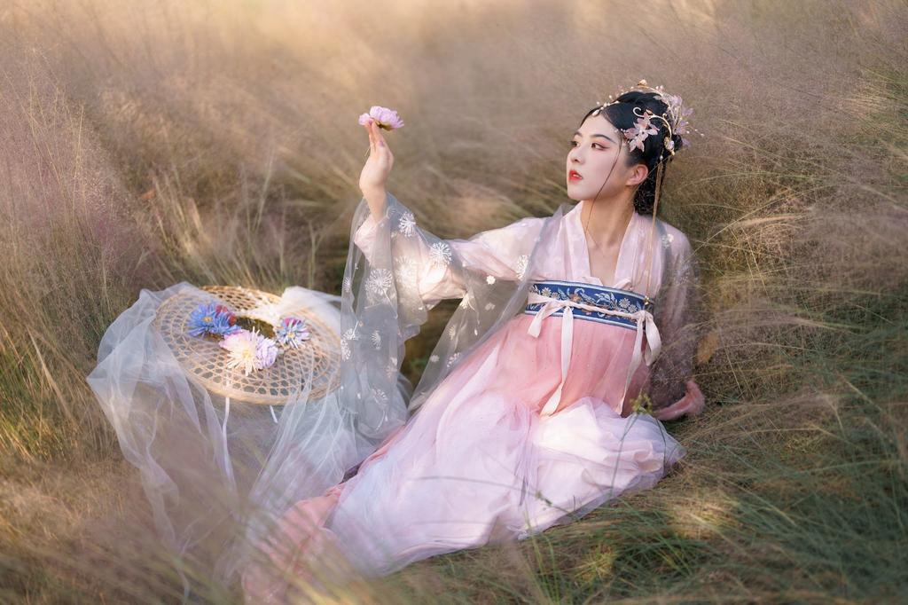 汉服美女芦苇丛中唯美古风摄影