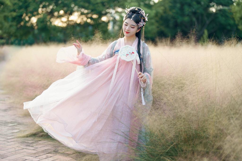 汉服美女芦苇丛中唯美古风摄影