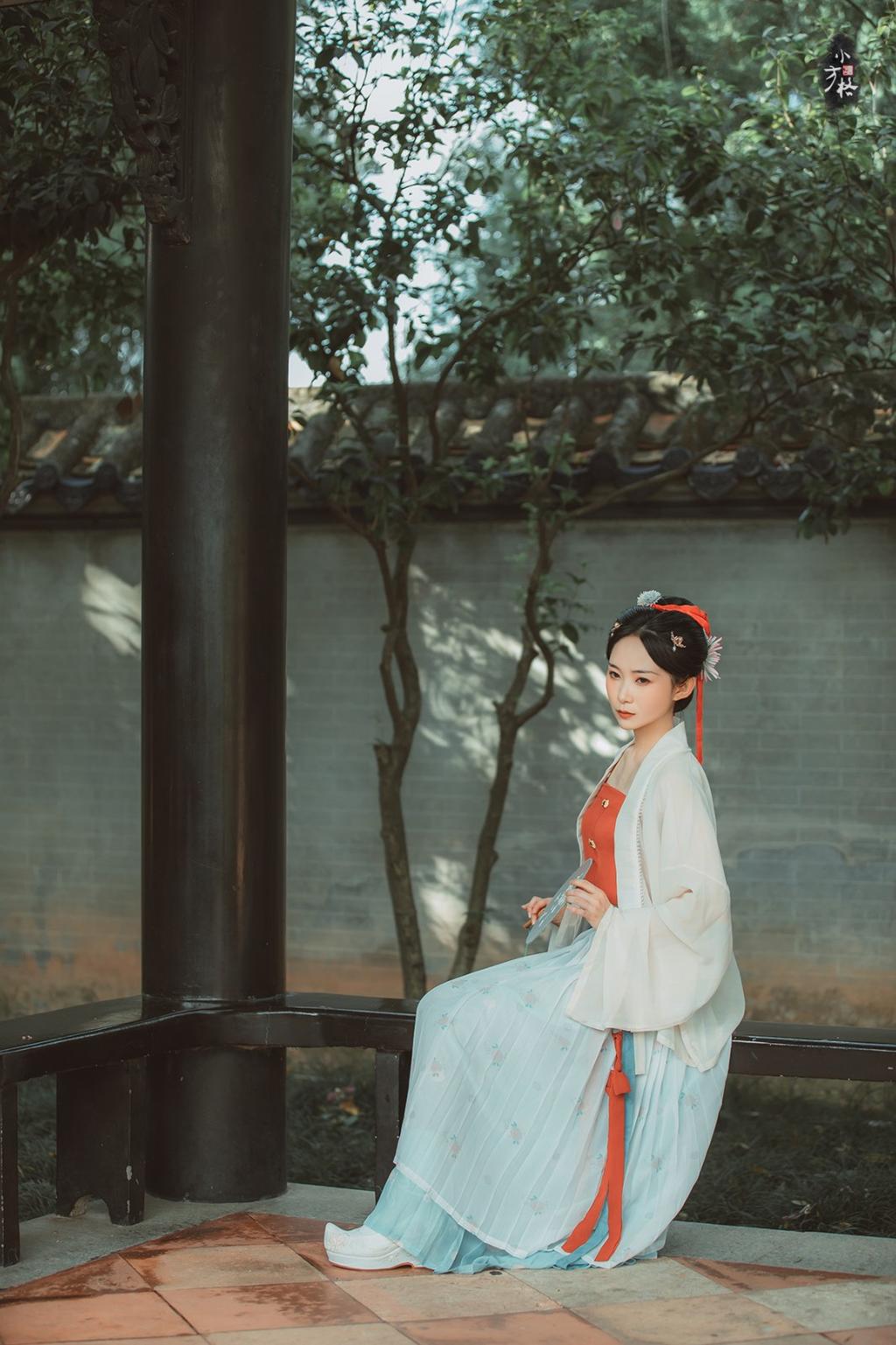 古装美女面若桃花身似扶柳图片