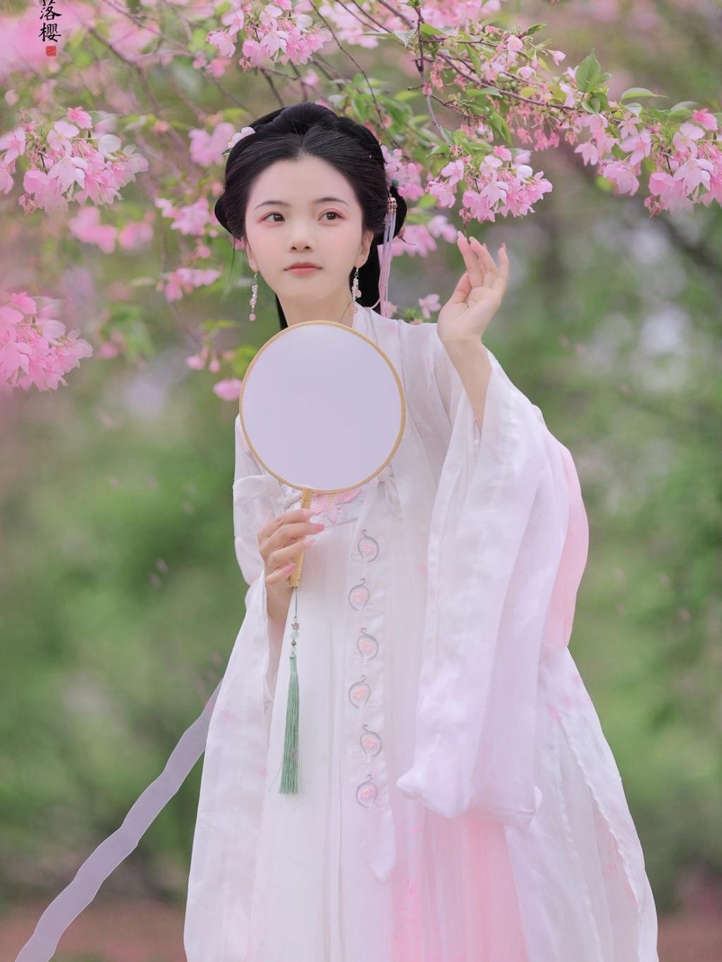 古装美女樱花树下唯美浪漫写真
