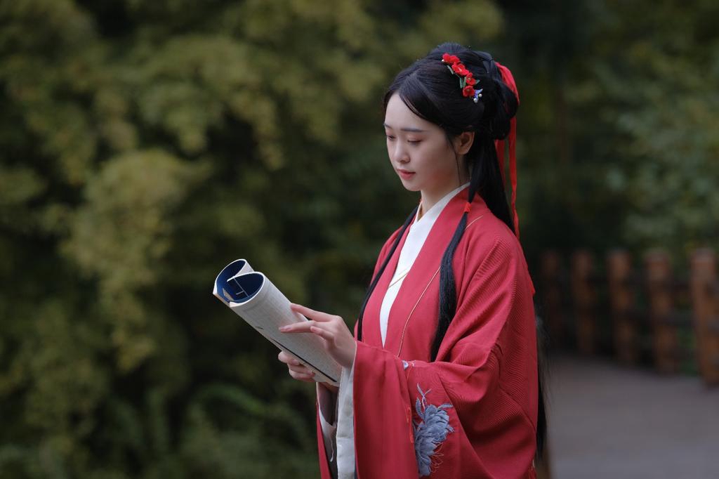 汉服美女饱读诗书满腹才华写真