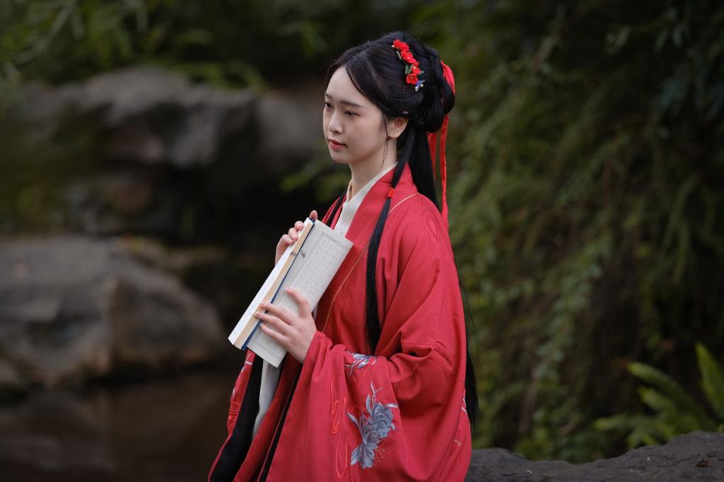 汉服美女饱读诗书满腹才华写真