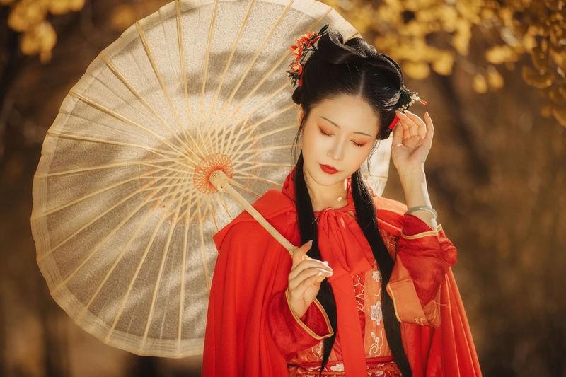 汉服美女红妆素裹妩媚妖娆图片