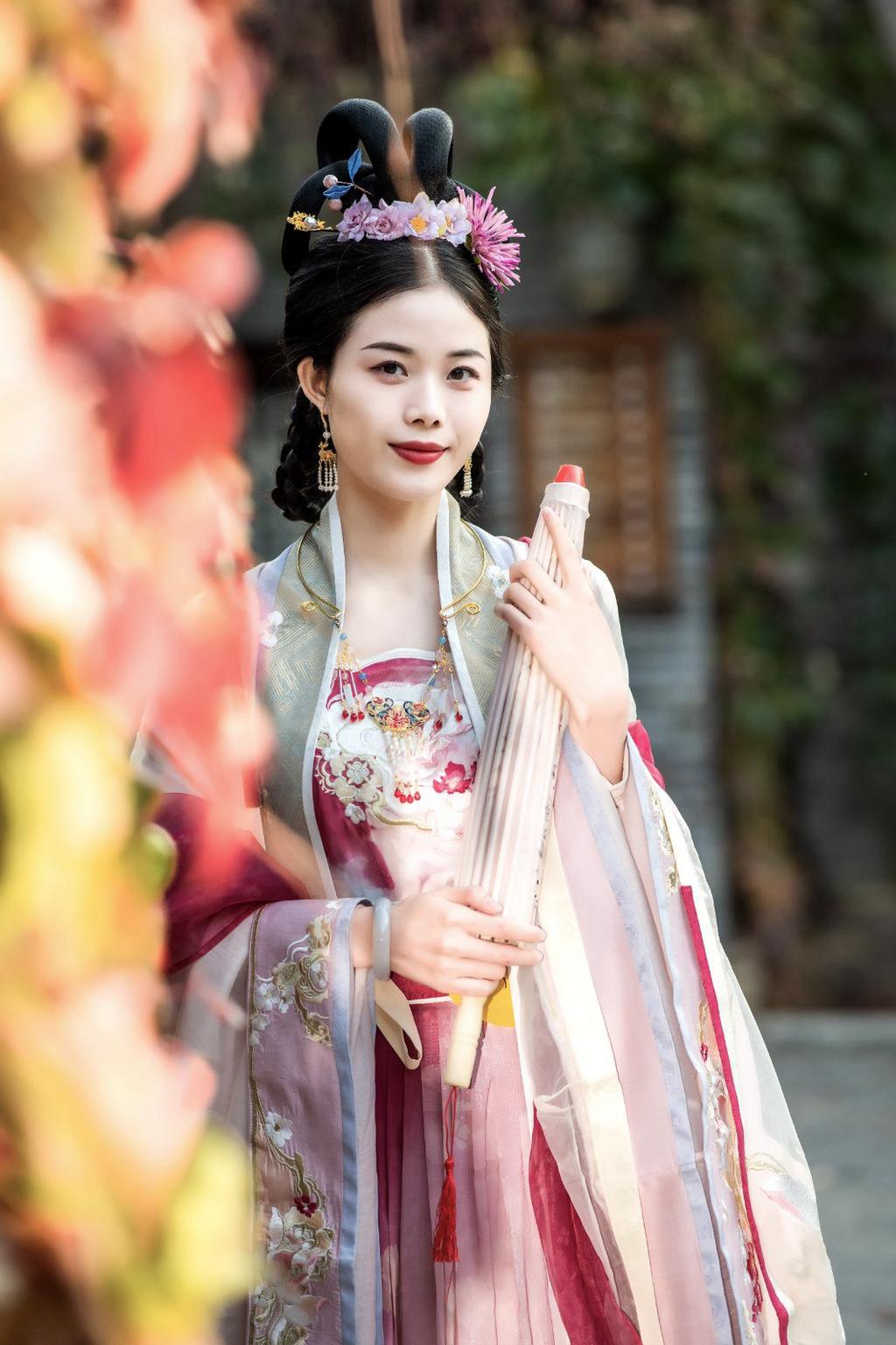 汉服美女俏丽容貌窈窕身姿图片