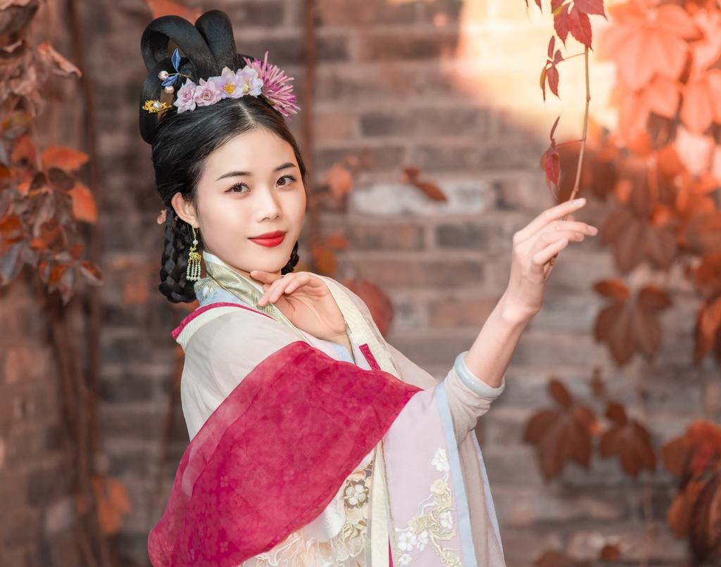 汉服美女俏丽容貌窈窕身姿图片