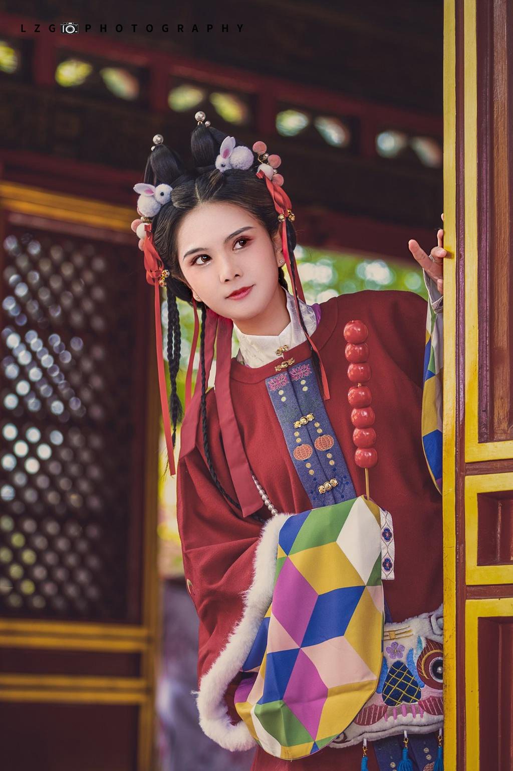 故宫里的汉服美女娇小玲珑图片