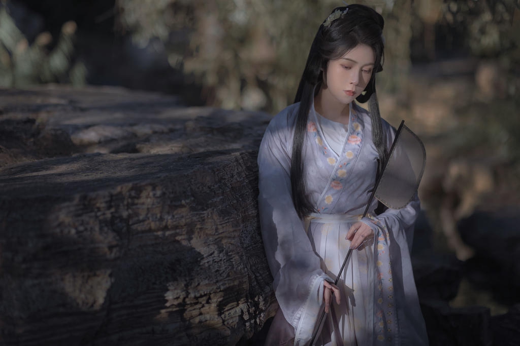 长发及腰古装美女秀色可餐图片