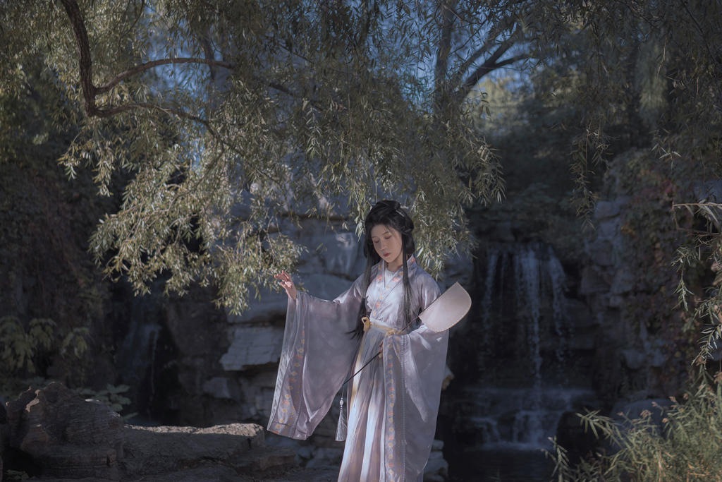 长发及腰古装美女秀色可餐图片