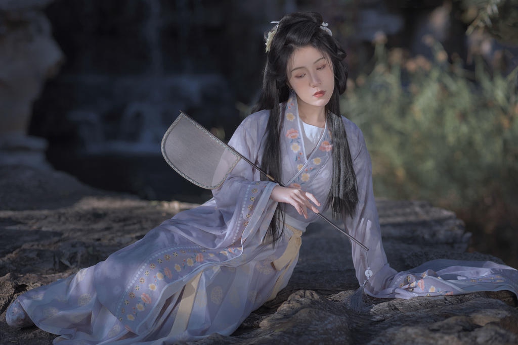 长发及腰古装美女秀色可餐图片