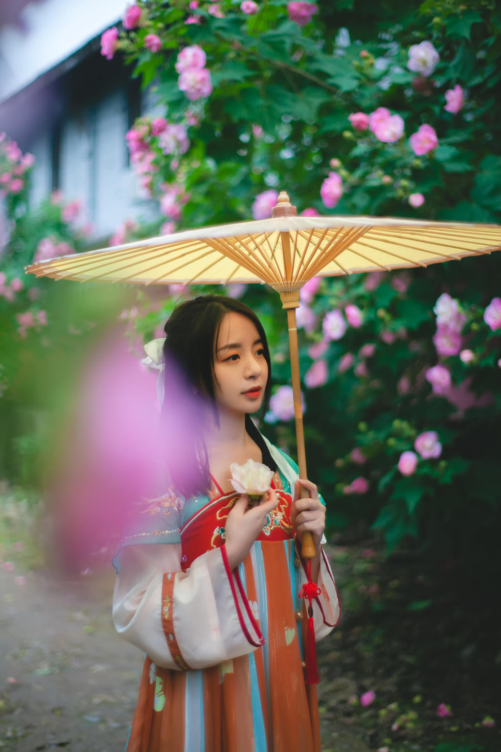 撑着油纸伞的汉服少女户外写真