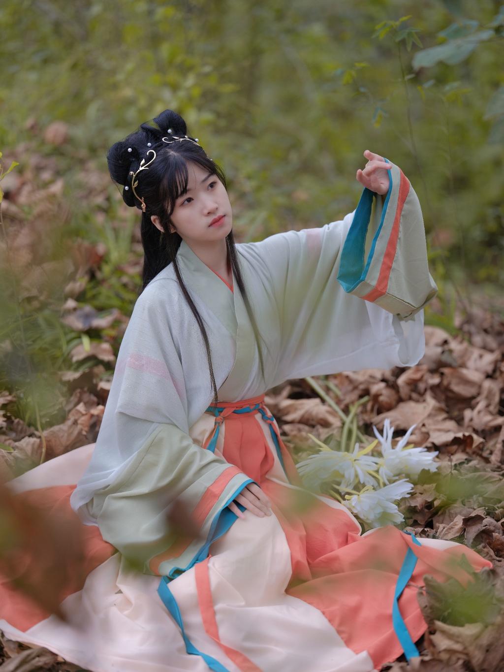 汉服少女芦苇丛中唯美古风摄影