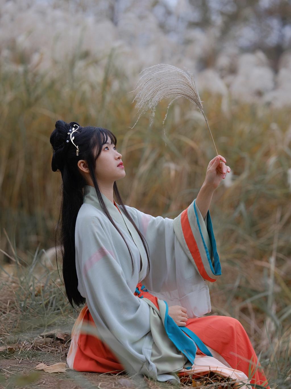 汉服少女芦苇丛中唯美古风摄影