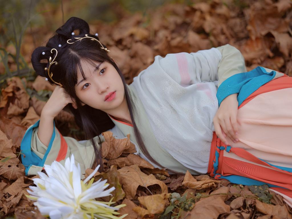 汉服少女芦苇丛中唯美古风摄影