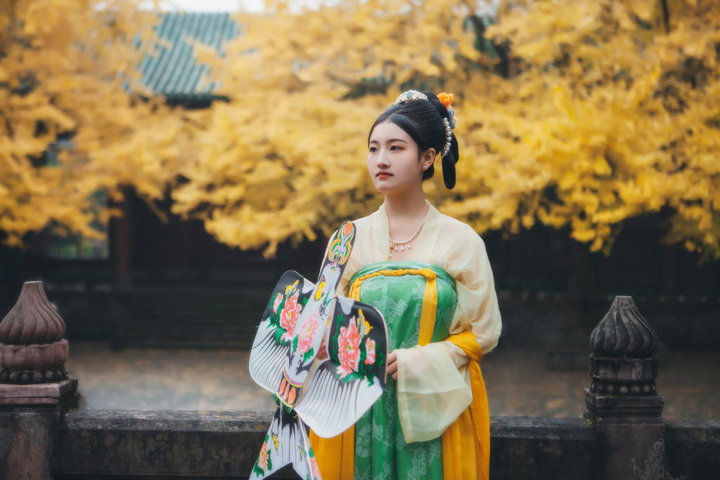 放风筝的汉服少女秋意正浓写真