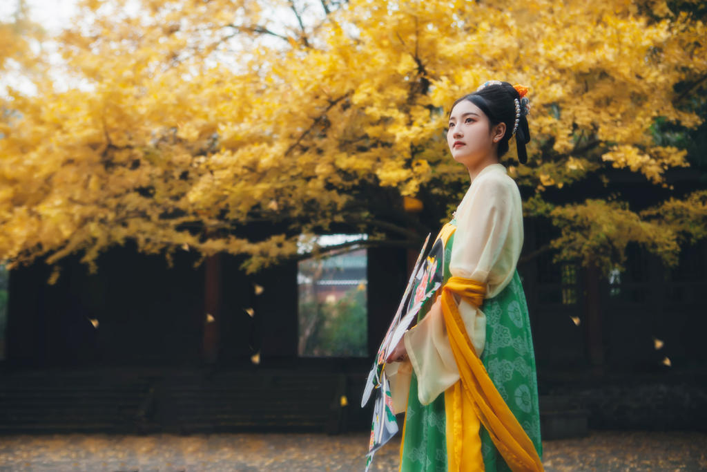 放风筝的汉服少女秋意正浓写真