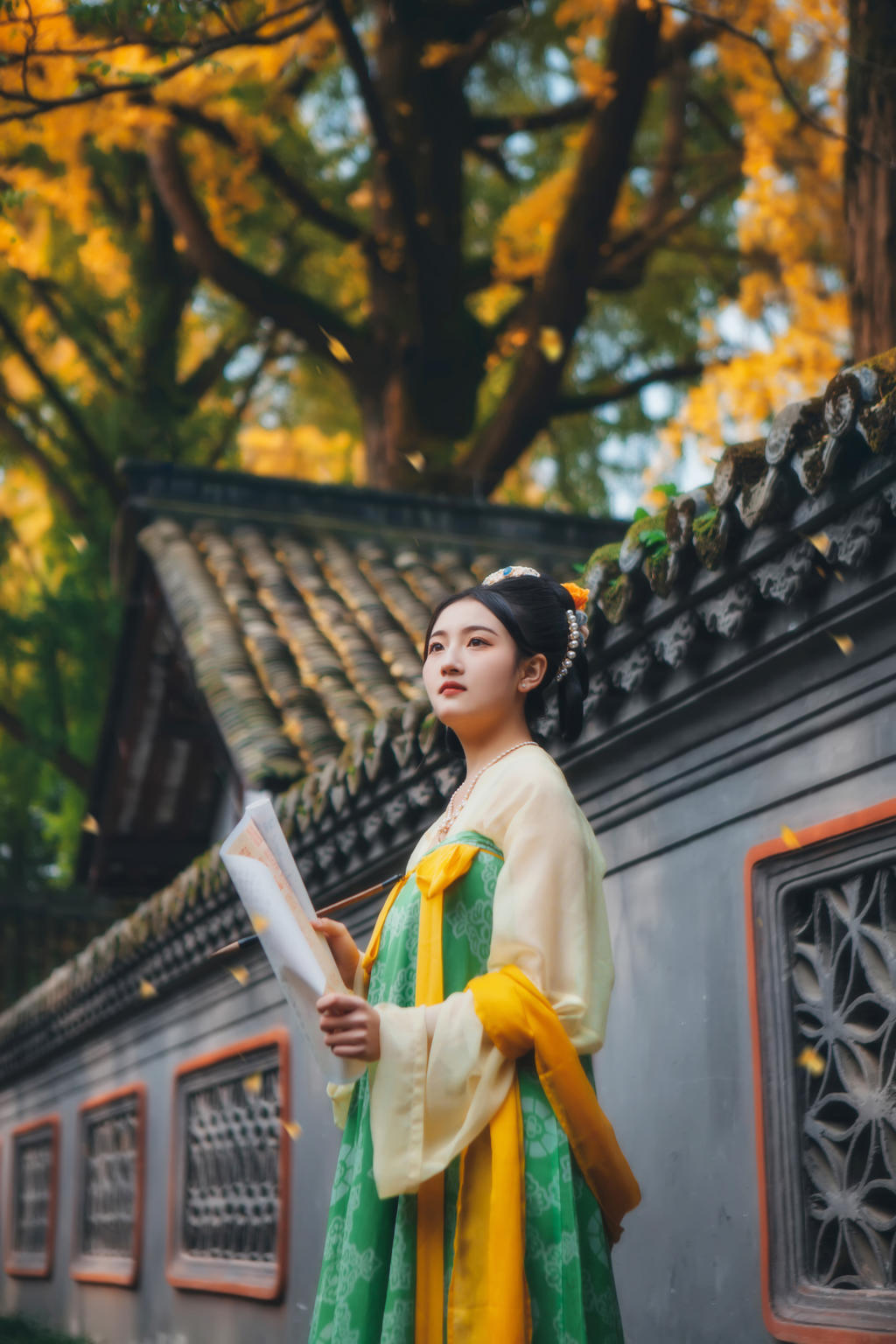 放风筝的汉服少女秋意正浓写真