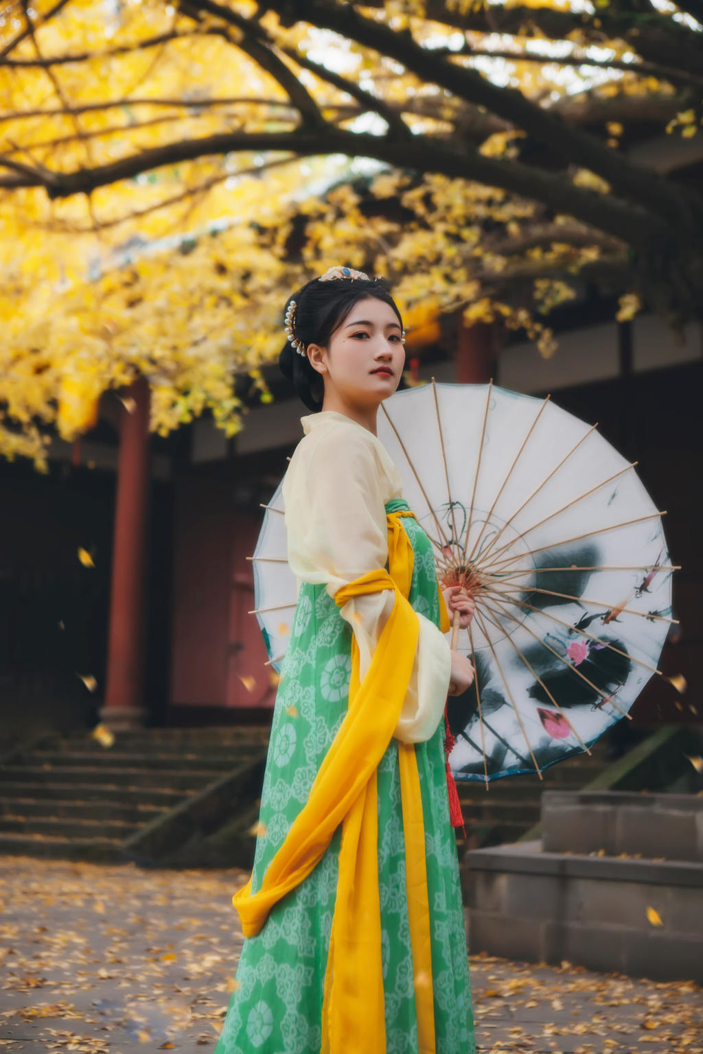 放风筝的汉服少女秋意正浓写真