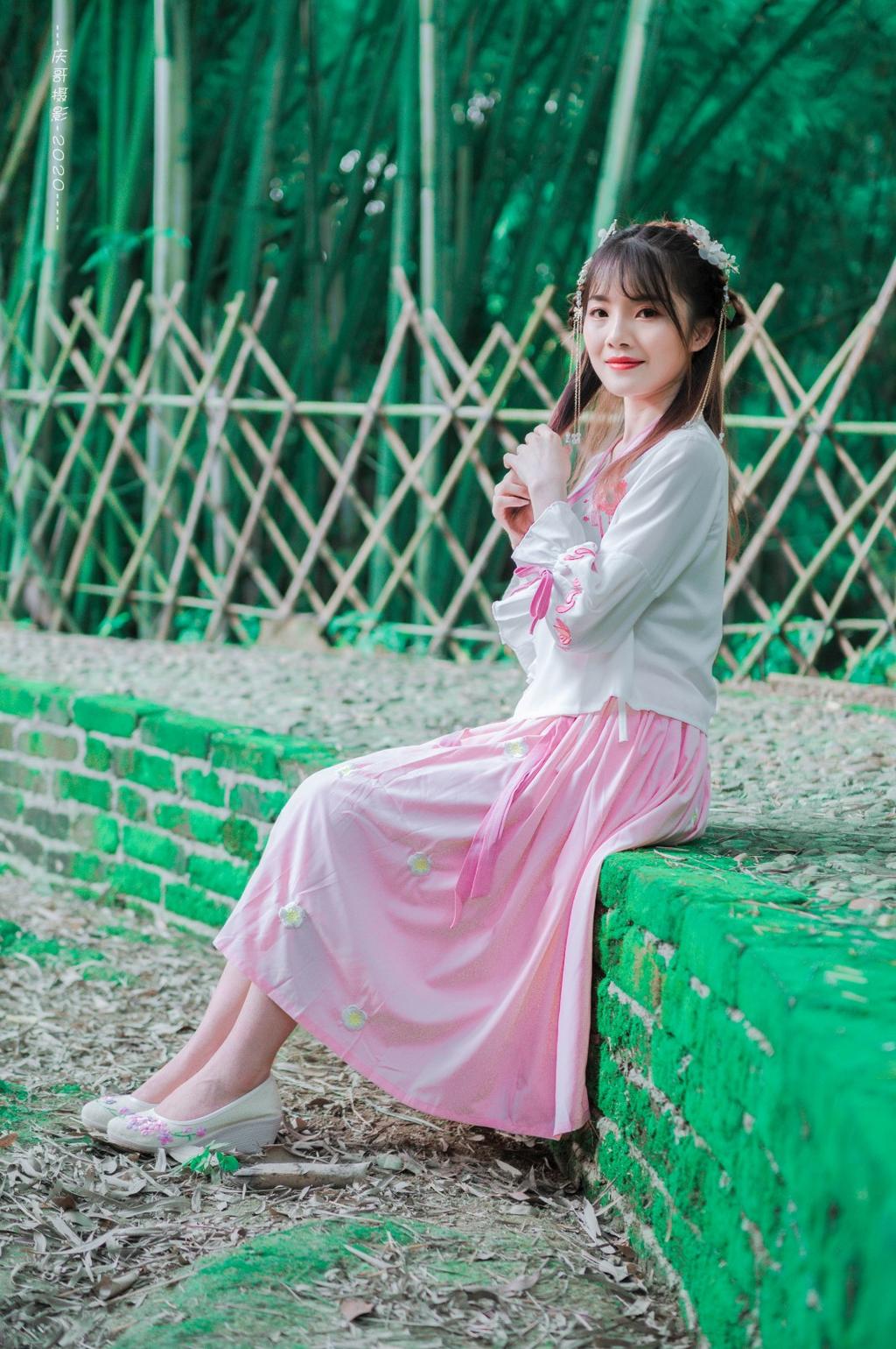 汉服少女粉雕玉琢清新脱俗图片