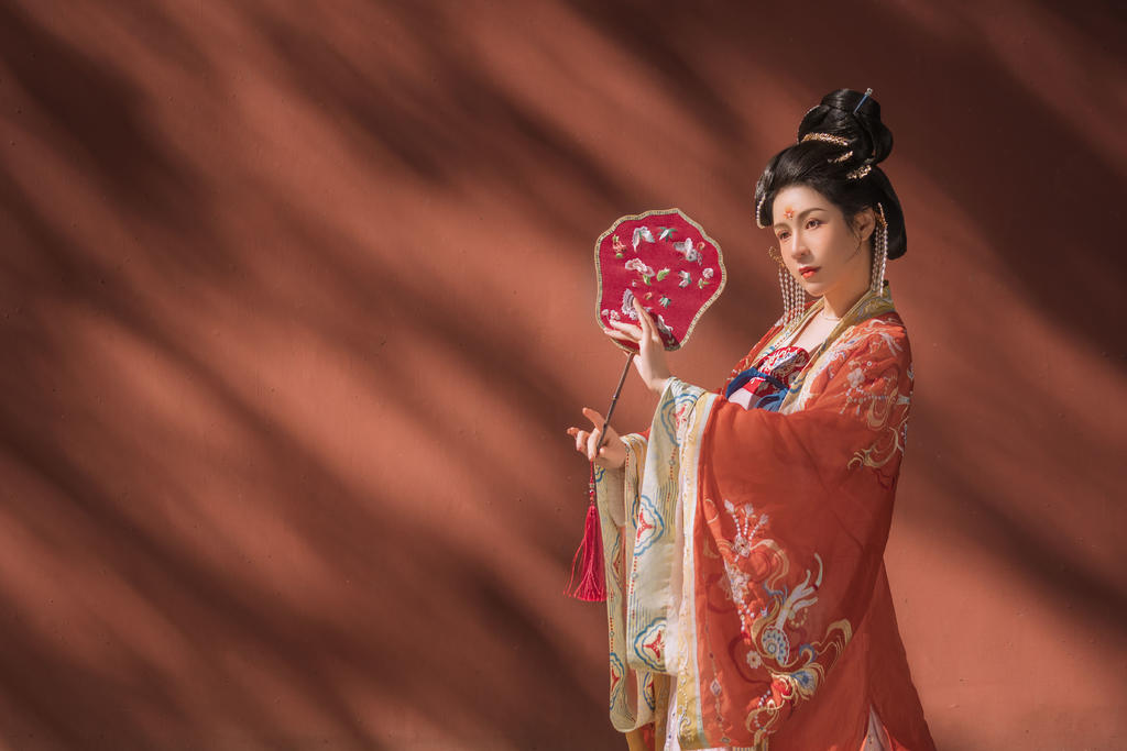 汉服美女手执罗扇唯美古风摄影