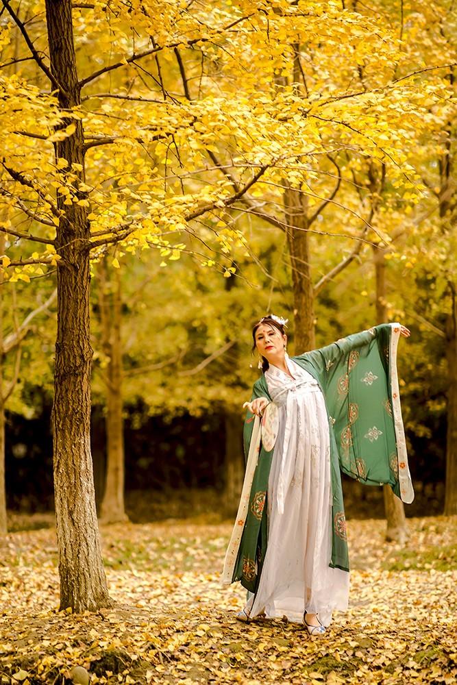 古装美女银杏树下翩翩起舞图片