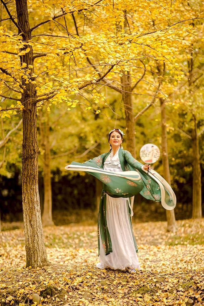 古装美女银杏树下翩翩起舞图片