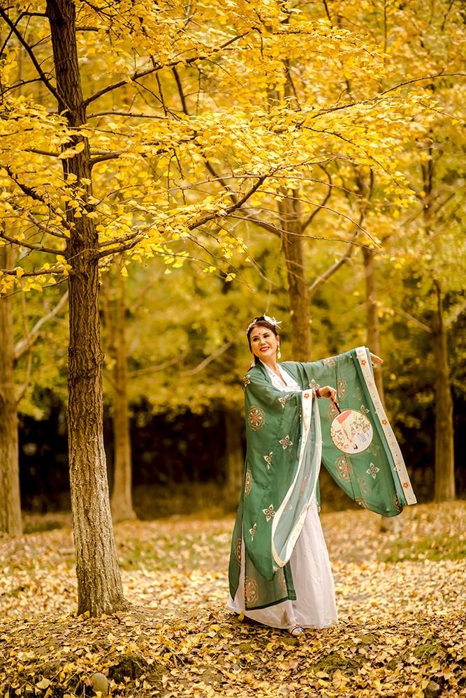 古装美女银杏树下翩翩起舞图片