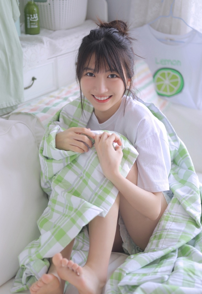 丸子头美女白皙大长腿私房写真