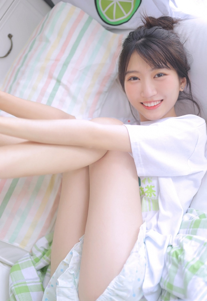 丸子头美女白皙大长腿私房写真