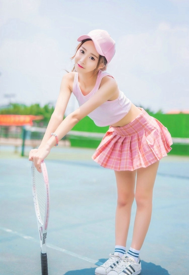 元气少女露脐装超短裙户外写真