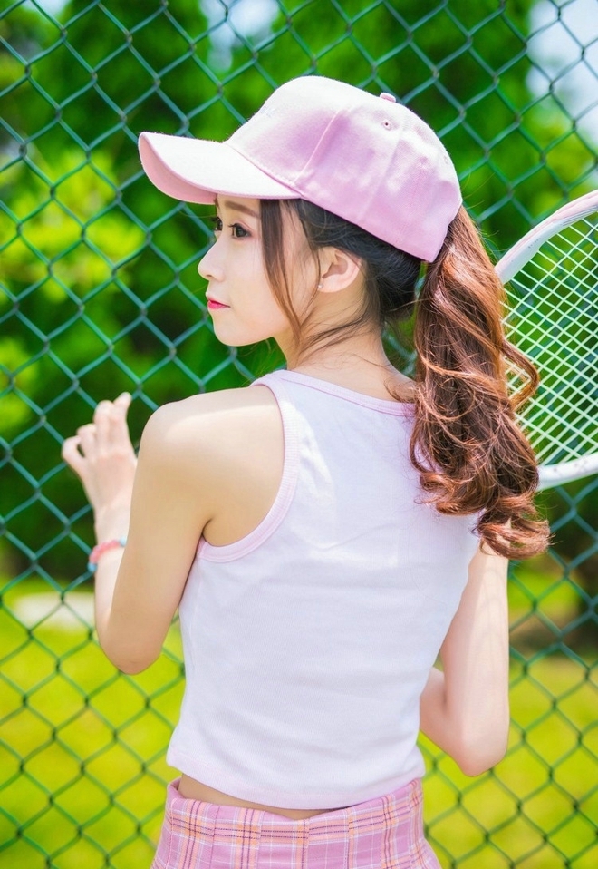 元气少女露脐装超短裙户外写真