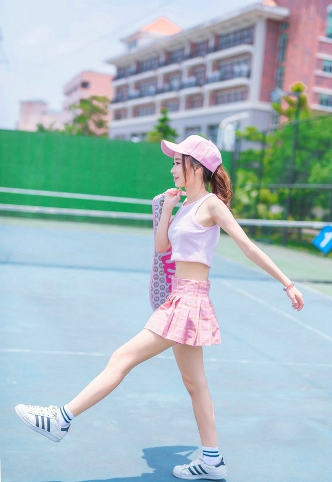 元气少女露脐装超短裙户外写真